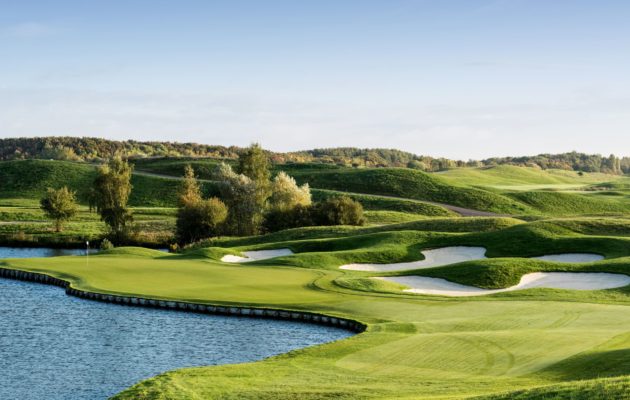Le Golf National - At 25 km