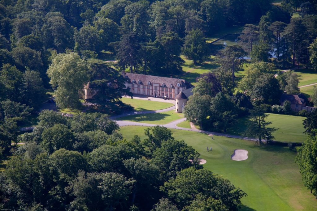 Le club-house du golf des Yvelines (78) est le château de la Couharde, datant du 16ème siècle, au coeur de la forêt