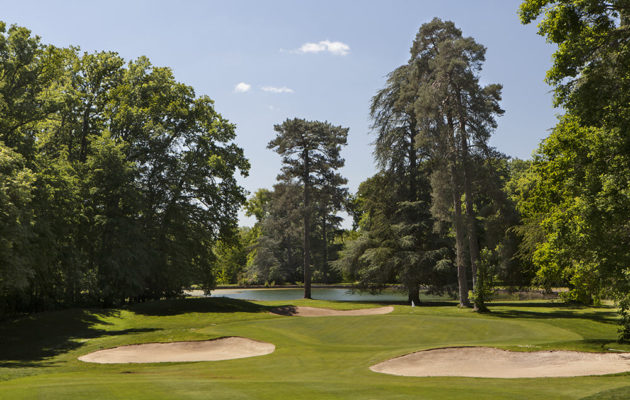 Vue du Parcours du Golf des Yvelines avec bunkers, situé à seulement 30 minutes de Paris