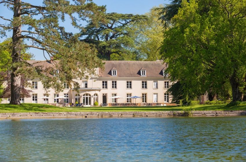 Vue du Golf des Yvelines sur le Château de la Couharde