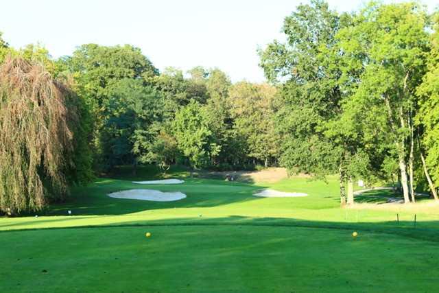 Jouez sur le trou 4 de notre parcours 18-trous Les Chênes au golf des Yvelines