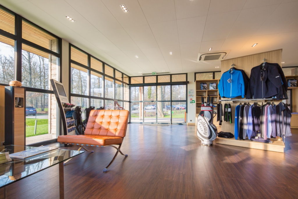 Le proshop du golf des Yvelines près de Paris vous propose une offre exceptionnelle de vêtements et autres textiles idéals pour la pratique du golf