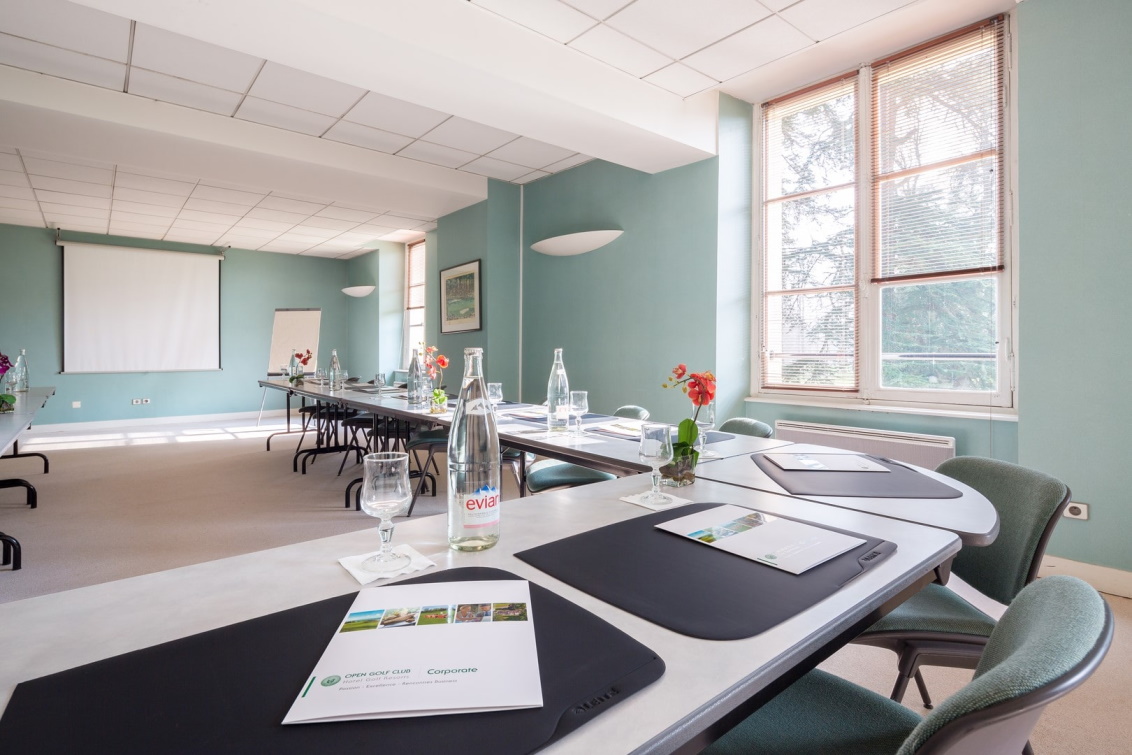 https://www.golfdesyvelines.com/wp-content/uploads/sites/3/2020/11/salle-club.jpg