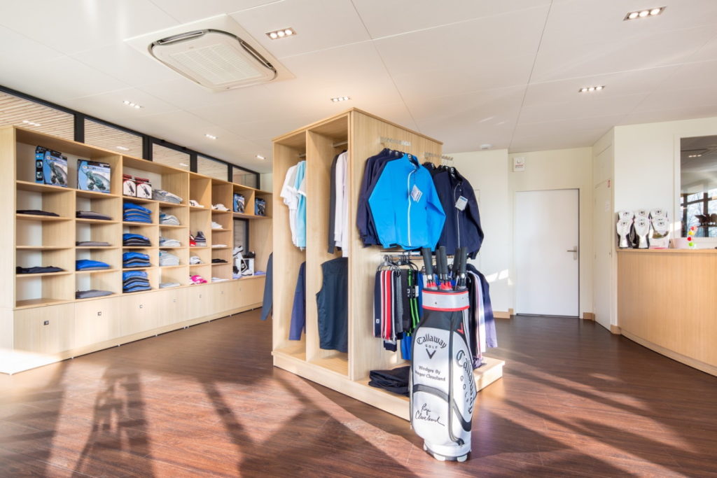 Le proshop du golf des Yvelines (78) près de Paris vous propose une offre exceptionnelle de vêtements et autres accessoires textiles idéals pour la pratique du golf