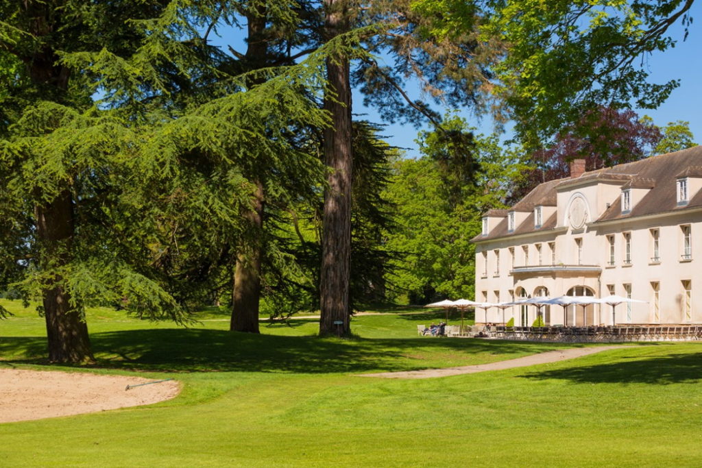 Le Château de la Couharde abrite le club-house du golf des Yvelines. Profitez de sa terrasse extérieure donnant sur le parcours.