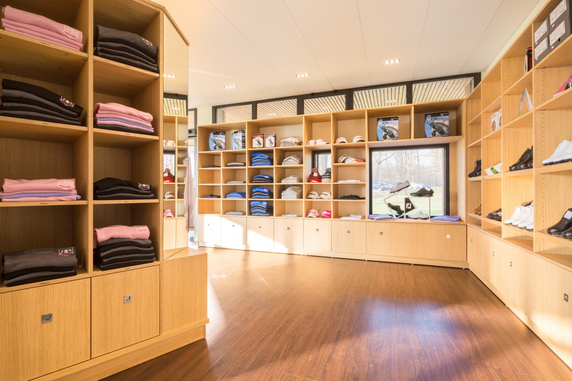 https://www.golfdesyvelines.com/wp-content/uploads/sites/3/2020/12/achat-textile-golf-paris.jpg