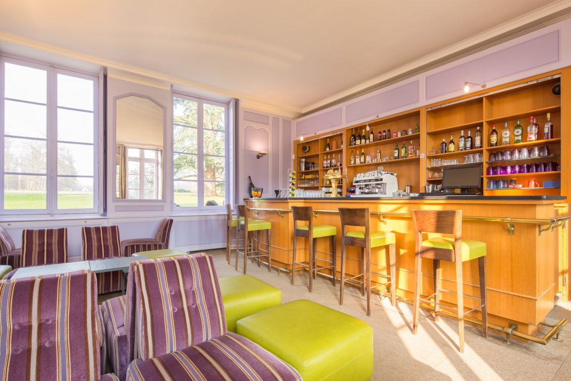 https://www.golfdesyvelines.com/wp-content/uploads/sites/3/2020/12/bar-golf-yvelines.jpg
