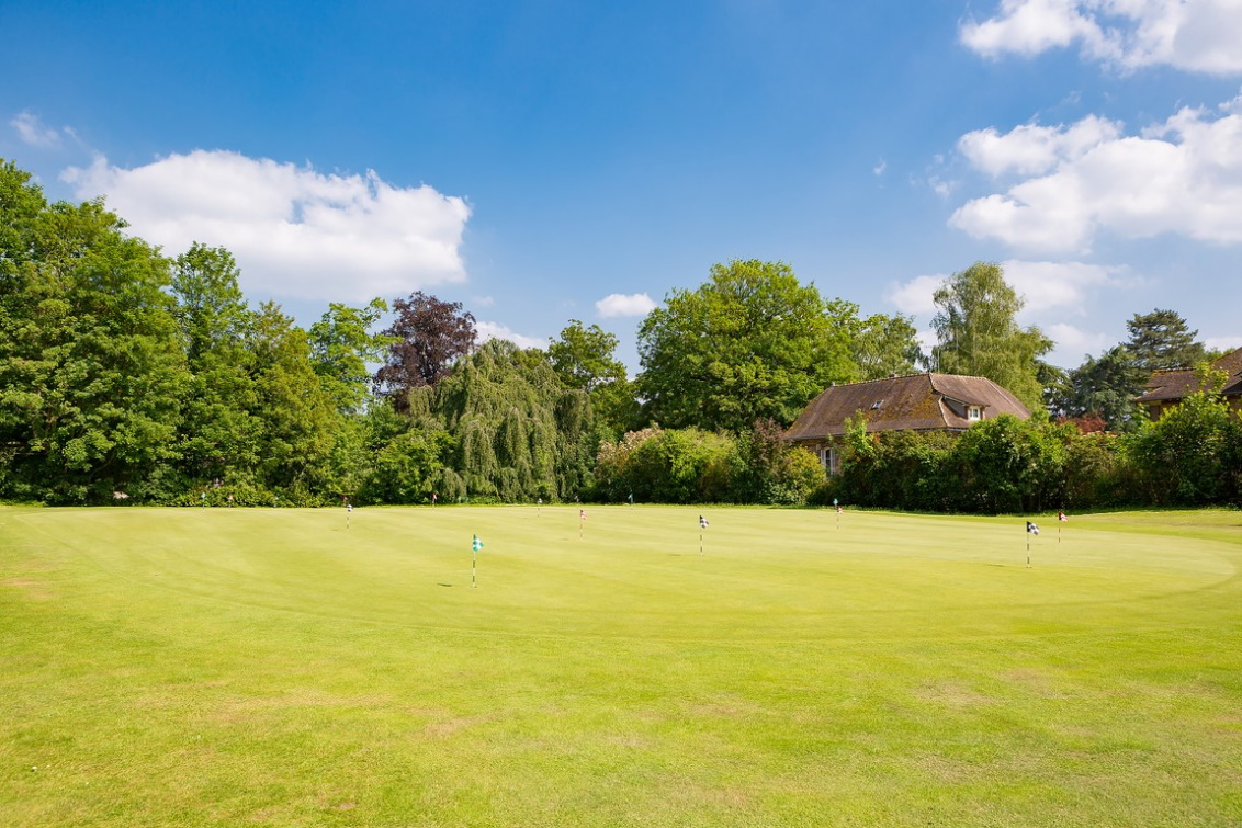 Le putting green du golf des Yvelines est ouvert à tous les joueurs pour améliorer leur petit jeu