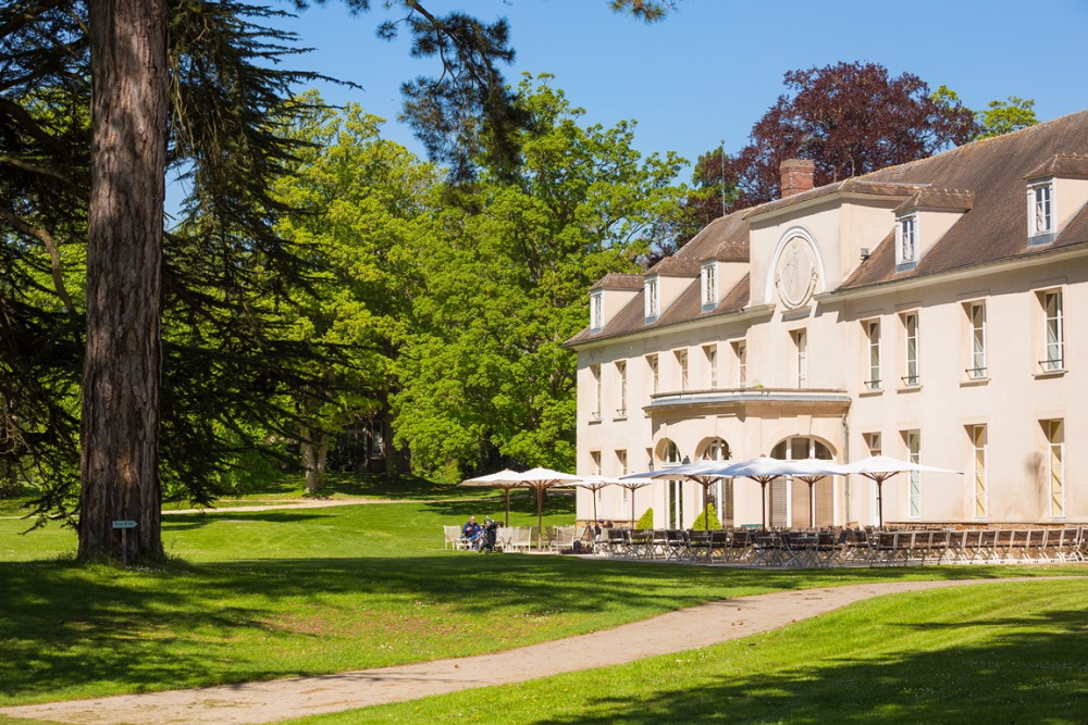 photo de la terrasse du château de la Couharde au golf des Yvelines Resonance Golf Collection